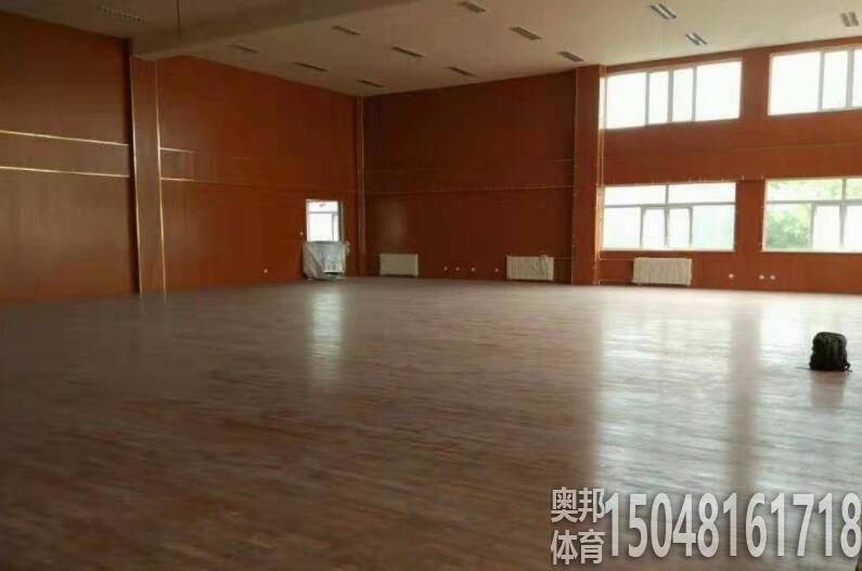 包头体育场地铺设